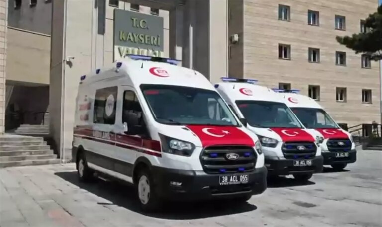 kayseriye-3-yeni-ambulans-tahsis-edildi-GzyxG3S2.jpg