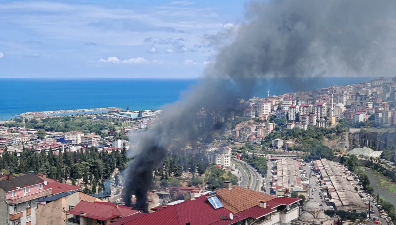 Mobilya atölyesinde yangın: Ekipler olay yerinde