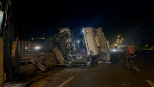 eskisehir ankara yolunda tir devrildi ulasimda aksama yasandi vm2uiTCG.jpg