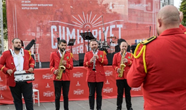 izmirde cumhuriyet coskusu basladi rw2pNrzZ.jpg