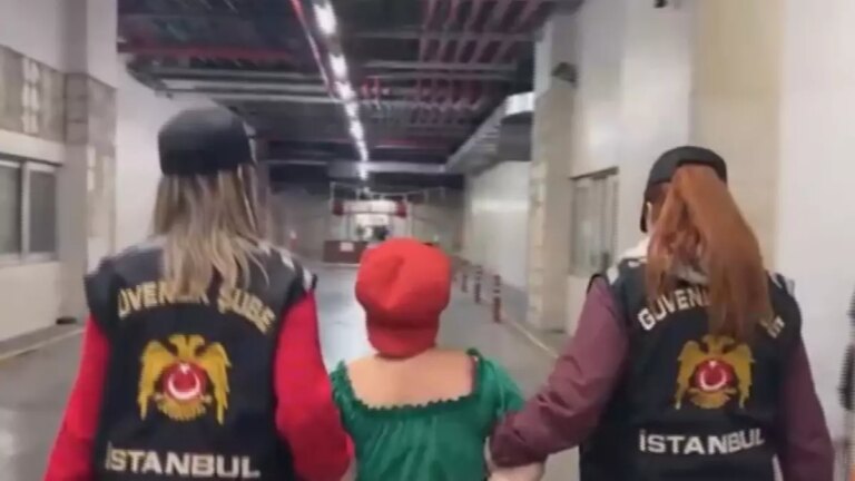 beyoglunda tasma ile gezen kadin olayi BuZhKOMv.jpg