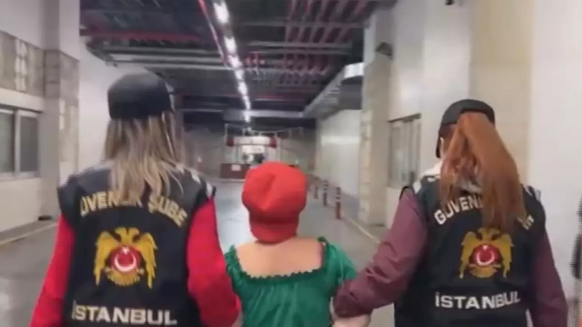 beyoglunda tasma ile gezen kadin olayi BuZhKOMv.jpg