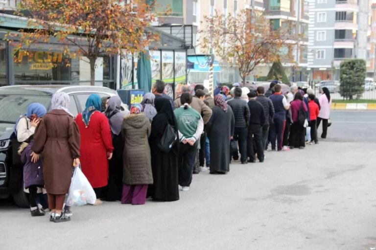 corumda hamsi fiyatlari 40 tlye dusunce kuyruklar olustu E1umLyPL.jpg