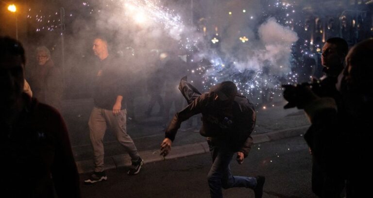 sirbistanda halk birbirine girdi tas sopa ve havai fisekler havada ucustu IIcJaIk4.jpg