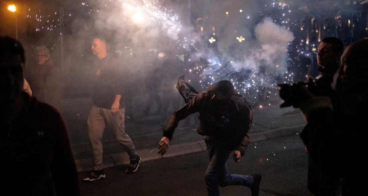 sirbistanda halk birbirine girdi tas sopa ve havai fisekler havada ucustu IIcJaIk4.jpg