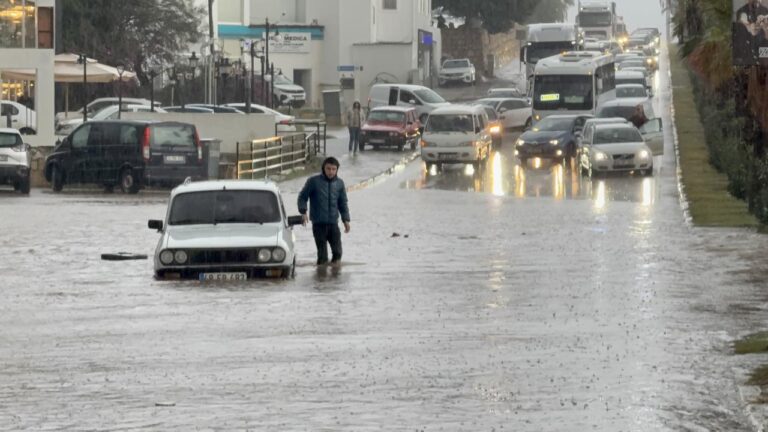 meteoroloji-uyarmisti-bodrumu-sel-vurdu-ilce-bir-anda-sular-altinda-rfUiAIfq.jpg