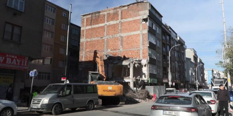 sultangazide-yikim-faciasi-kentsel-donusumde-yikilan-bina-bitisikteki-5-katli-apartmani-harabeye-cevirdi-EpNjzvZC.jpg